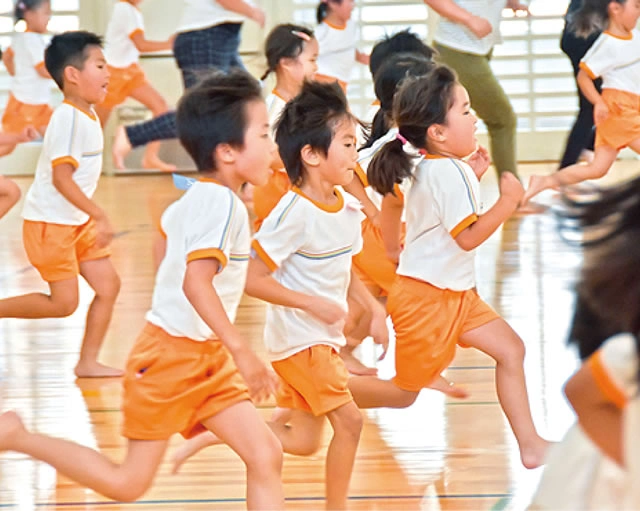 運動する子どもたち