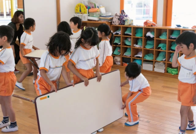 協力してお片付けする子どもたち